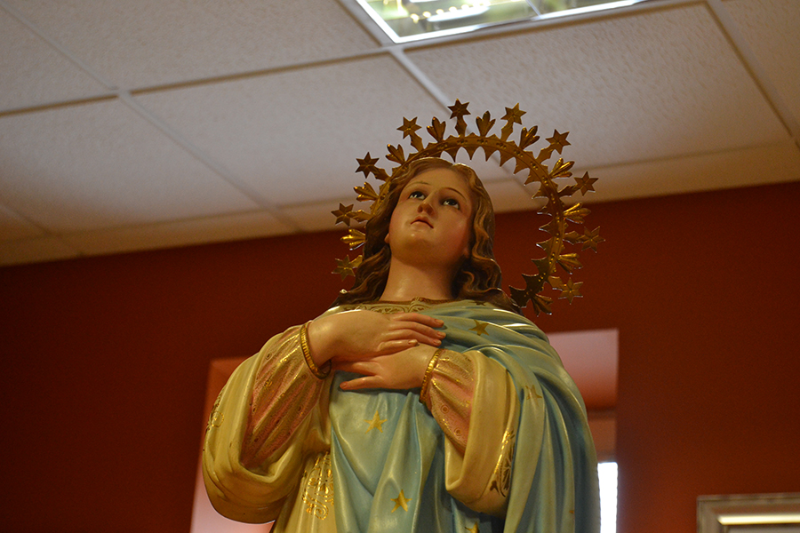 La UCAV recibe como donación una figura de la Virgen Inmaculada