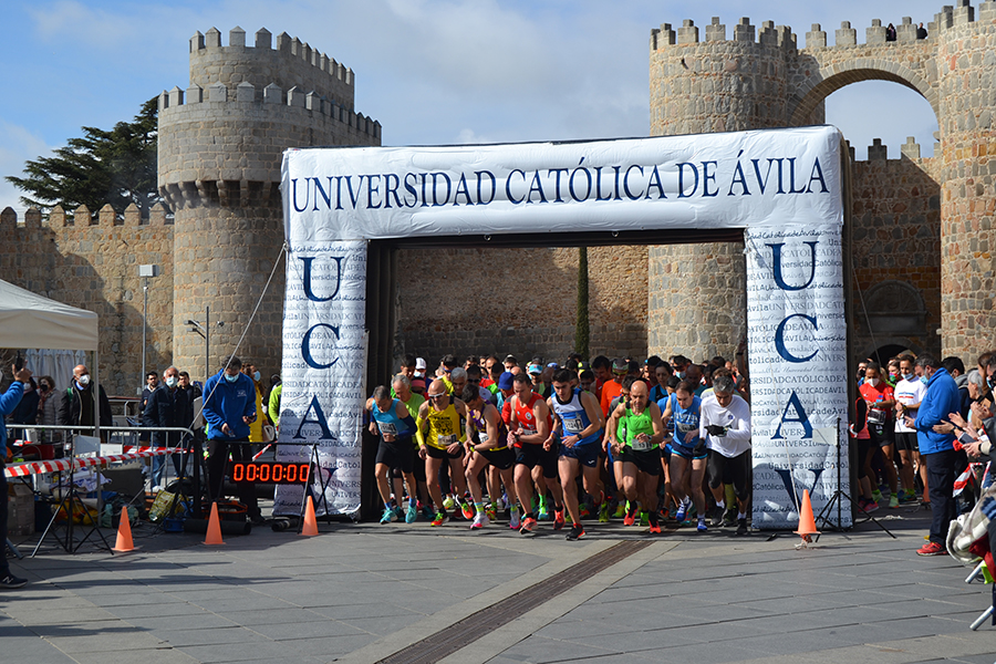 500 corredores homenajean los 25 años de la Universidad Católica de Ávila