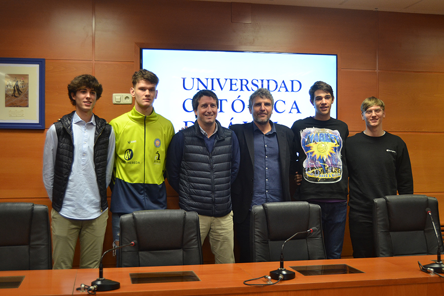 La UCAV renueva su convenio con el Óbila Club de Basket con cuatro jugadores becados para este nuevo curso