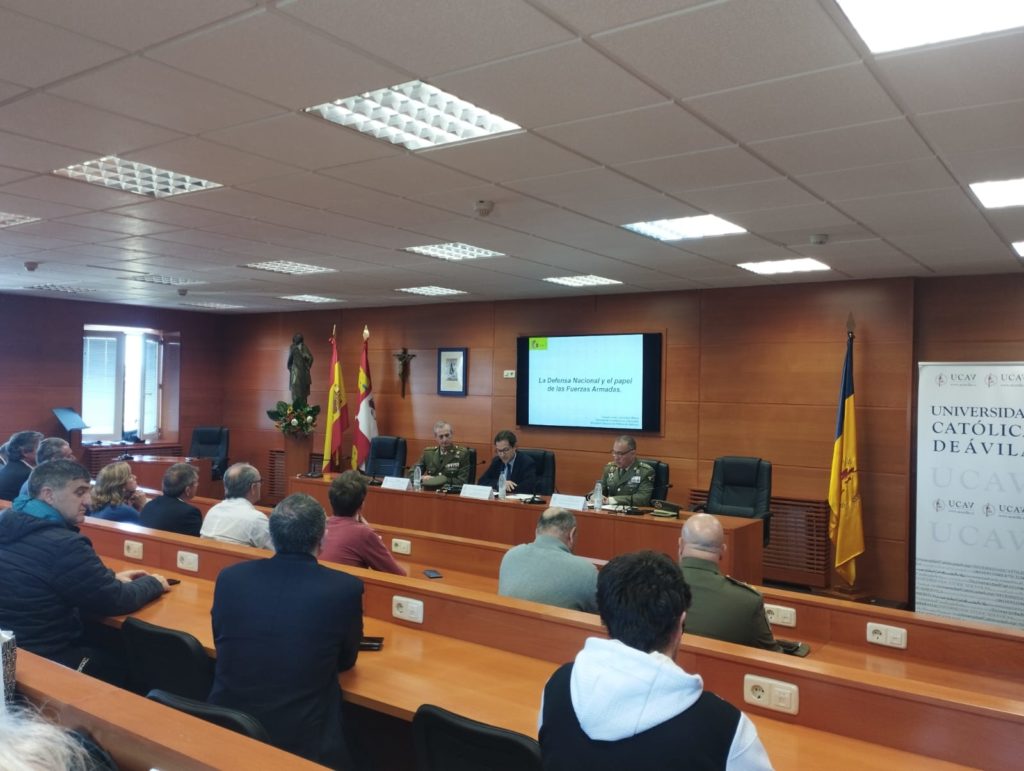 El coronel José Luis Calvo Albero analiza la Defensa Nacional y el papel de las Fuerzas Armadas en el I Ciclo de Conferencias de la UCAV
